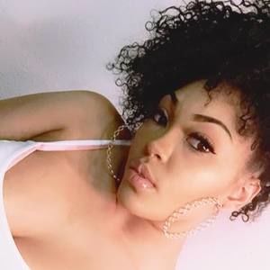 Meet your Posher, Yanna